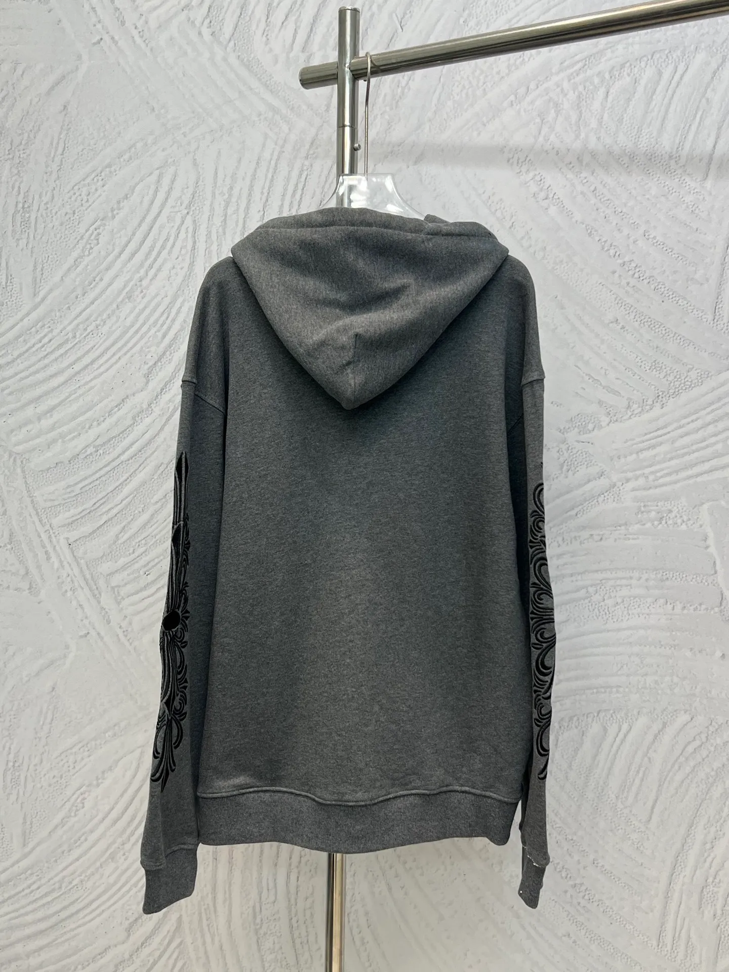 P340 𝗖𝗵𝗿𝗼𝗺𝗲 𝗛𝗲𝗮𝗿𝘁𝘀Cro Heart pure cotton terry zipper hooded jacket, a must-have item for men and women's light luxury commuting, high weight cotton double yarn 380g large terry fabric, fixed and dyed matching ribs, customized full set of accessories, clear letters and perfect restoration without difference. High-end atmosphere and full grade! The entire dress is exclusively customized with heavy craftsmanship, including burnt flower appliqué, leather embroidery and cross craftsmanship, perfectly combined with precise stitching! All wiring is special machine chain double wire, absolutely high quality craftsmanship!  Size: M L XL XXL